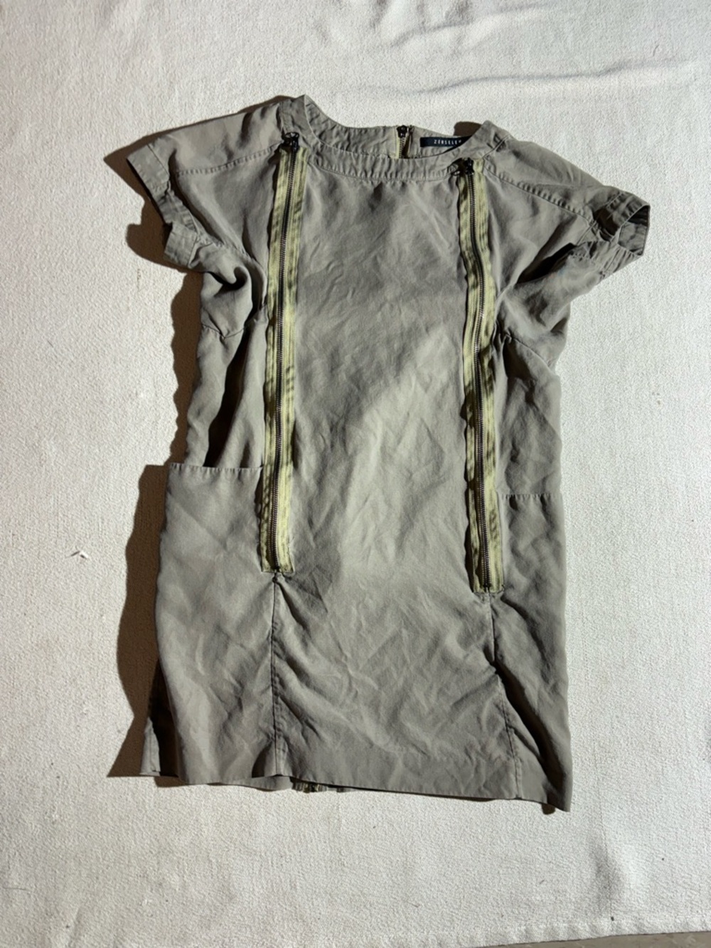 Zeuselen Minimalist Short Sleeve Zipper Mini Shift  Dress in Olive Green